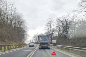 Trafic îngreunat la Bradu: s-a stricat un camion