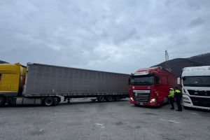 Tupeul i-a ”ars” la buzunare pe zeci de TIR-işti pe Valea Oltului: n-au respectat restricţiile de circulaţie / foto