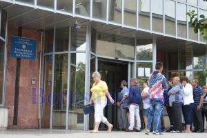 O femeie din Botoşani, căutată de jandarmi, după o vizită la Trezorerie. Gestul bărbatului în uniformă a surprins-o