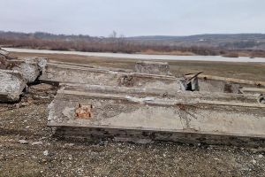 Grinzi din Podul Narcisa, aruncate ilegal pe malul Siretului: amendă de 60.000 lei aplicată constructorului