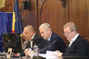 CJ Mureş, ajutor de 10 milioane de lei pentru Aeroportul Transilvania. Schimb de replici în plenul şedinţei