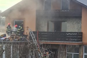 FOTO Incendiu la o vilă din judeţul Botoşani! Proprietarii au sunat după ajutor