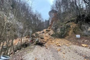 Alunecare de teren la Pietrele lui Solomon. Acces restricţionat, risc de prăbuşire arbori şi stânci