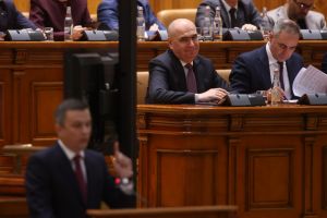 Bătălie în discursuri în Parlament: Bolojan condamnă „demagogia şi populismul”, Grindeanu îl critică pe „conducătorul iubit”, Simion îl înţeapă pe liderul PSD