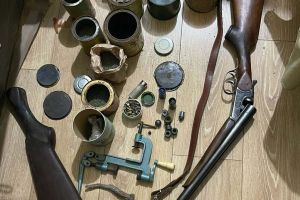 Arsenal ilegal în gospodării din Vâlcea: arme fără autorizaţie şi muniţie artizanală, descoperite de poliţişti. Două dosare penale deschise