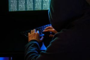 „Curierul fantomă” din Vâlcea a golit conturile a zeci de victime