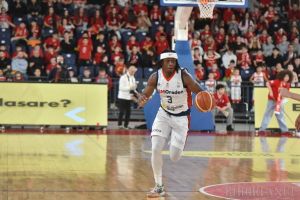 CSM CSU Oradea s-a impus la Craiova şi şi-a consolidat poziţia în fruntea clasamentului Ligii Naţionale de baschet