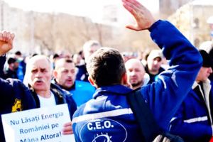 Minerii pleacă la Bucureşti. Directorii CEO  lucrează la listele negre. Protestele continuă