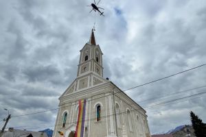Cruce nouă, montată pe Biserica Sf. Nicolae din Sângeorz-Băi cu ajutorul unui elicopter