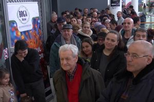 Sute de oameni la coadă pentru seminţe rare, oferite gratuit la Buzău