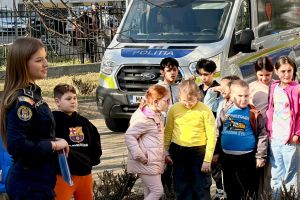 FOTO Clipe de fericire aduse de poliţişti pentru copiii unui centru educativ din Botoşani