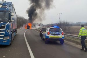 ULTIMA ORĂ Automacara în flăcări în zona localităţii Voila. Circulaţia este blocată pe DN1