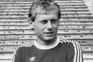 Crucea de pe mormântul lui Ilie Balaci a fost vandalizată (FOTO)