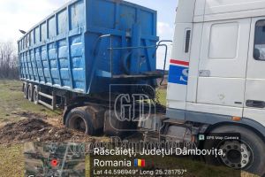 RĂSCĂIEȚI: Un camion care urma să arunce deşeuri pe un teren din localitate a rămas înţepenit în pământ