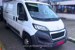 FOTO. Maşină furată din Franţa, descoperită de poliţiştii de frontieră la Petea. Circula cu numere false