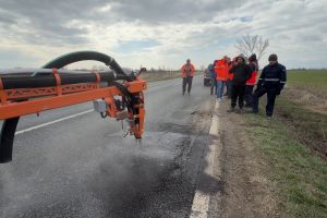 VIDEO Maşina-minune care astupă rapid gropile din asfalt. Utilajul de peste 2 milioane de lei, pus la treabă în Buzău
