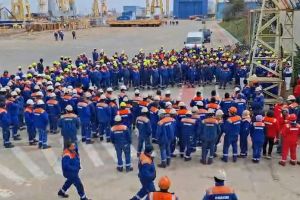 VIDEO. Continua protestul Sindicatului Liber Navalistul in curtea Șantierului Naval DAMEN Mangalia