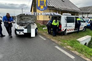 Poliţia a împânzit două localităţi din judeţ: 160 de oameni legitimaţi, peste 120 de maşini controlate şi zeci de amenzi