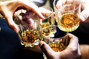 Tinerii beau alcool de fericire, părinţii lor de tristeţe. 5 din 10 oameni şi-au redus consumul în ultimul an