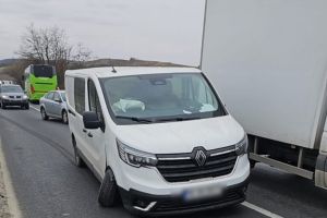 Accident pe DN1 la Bradu: un autocar şi o autoutilitară avariate