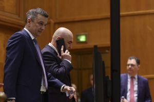 Bugetul de stat pe 2026, adoptat după tensiuni şi atacuri în Parlament. Bolojan: „Este o centură de siguranţă” (FOTO)