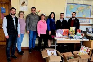 Peste 2000 de volume – manuale, cărţi şi material didactic au fost donate unor şcolile româneşti din Maramureşul Istoric