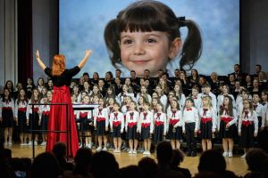 „Ghiocei pe portativ”: concert grandios sâmbătă la Oradea cu mai multe coruri şi solişti, cu muzică din filme celebre din „Veronica” sau „Titanic” şi hituri legendare ale Queen şi Coldplay