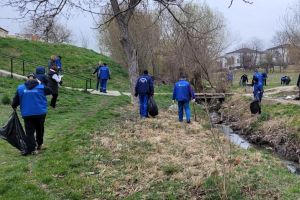 Angajaţii de la Sistemul de Gospodărire a Apelor Sibiu au curăţat la propriu Valea Săpunului / foto