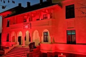 Spitalul TBC din Sibiu iluminat în roşu de Ziua Mondială de Luptă Împotriva Tuberculozei