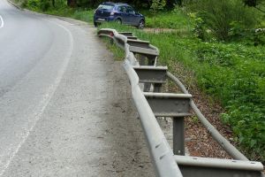 Drumul pe care se moare cel mai mult în accidente, înţesat de parapete de protecţie distruse
