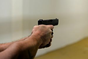 Scene demne de filme de actiune, in judetul Constanta: Oameni atacati in propria curte de persoane inarmate cu pistol si cutit! 