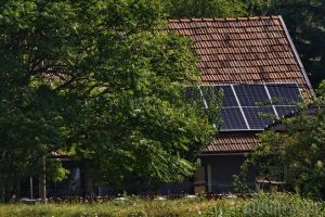 Aproape 6.000 de familii vulnerabile din Bihor vor beneficia de 76 milioane euro din fonduri UE ca să-şi reabiliteze casele şi să-şi monteze panouri fotovoltaice şi baterii