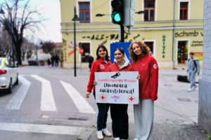 FOTO/VIDEO. „Ce te face fericit?” Voluntarii Crucii Roşii au stat de vorbă cu sătmărenii şi au adus zâmbete în oraş