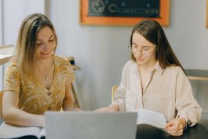 Femeile din Timiş, printre cele mai educate din ţară. Totuşi, tinerele din România nu ţin pasul cu media europeană