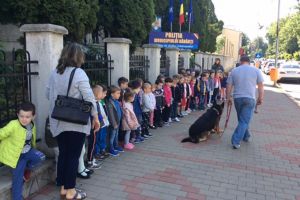 Copiii de la „Micul Prinţ” i-au vizitat pe poliţiştii rădăuţeni