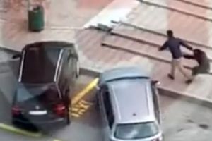 Scene violente! Un sătmărean şi-a bătut iubita într-o parcare: a tras-o de păr, apoi a lovit-o cu pumnii în faţă