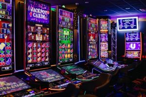 Explozie de „păcănele” la Râmnicu Vâlcea: 42 de săli. Cine opreşte fenomenul?