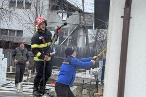 Incendiu la casa praznicală a Parohiei Tulnici! Intervenţia rapidă a pompierilor şi localnicilor a limitat pagubele