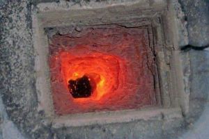 Necaz pentru o familie din judeţul Botoşani. O casă a luat foc