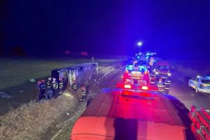 Accident grav între Galaţi şi Vaslui: Un pasager a murit şi alţi 14 au fost răniţi după ce un autocar s-a răsturnat în afara părţii carosabile (FOTO&VIDEO)