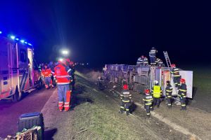 FOTO Accident grav pe E581! Un autocar cu 44 de persoane la bord s-a răsturnat. Un mort şi 14 răniţi
