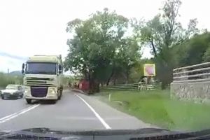 La un pas de tragedie, după ce un şofer de tir a făcut o depăşire riscantă