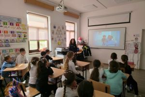 Politistii din Tulcea desfasoara activitati preventive in scolile din Malcoci pentru siguranta elevilor si prevenirea cyberbullyingului