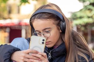 Reţelele de socializare, asociate cu scăderea stării de bine în rândul tinerilor, arată un raport internaţional