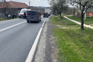 Femeie de 72 de ani, lovită de o maşină, lângă Coşava. A fost dusă cu ambulanţa la spital