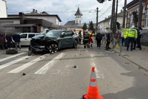 FOTO Accident cu trei maşini şi cinci victime! Unul dintre răniţi este în comă