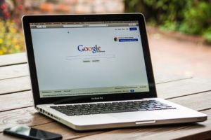 Studiu: Peste 80% dintre români şi-au pierdut răbdarea cu dosarele cu şină