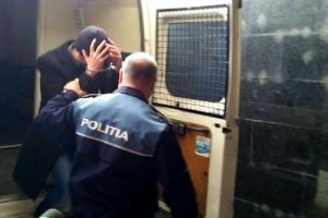 Caz cutremurător! Copii de 2 şi 3 ani, legaţi de calorifer în Satu Mare. Părinţii, arestaţi