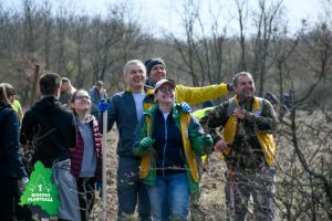 Peste 1.300 de voluntari au sădit 25.000 de puieţi la Păuşa, în cadrul campaniei „Bihorul Plantează” (FOTO)
