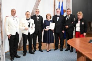 Vizită de rang înalt la Primăria Sibiu: Ordinul Militar Teutonic a înmânat „Placheta pentru pace” lui Astrid Fodor / foto